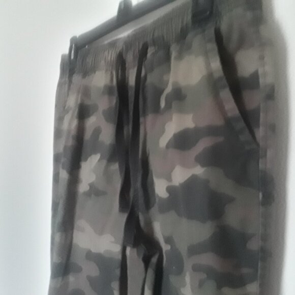 Like New Men's Aeropostale Comoflauge stretch jogger pants - Picture 3 of 7